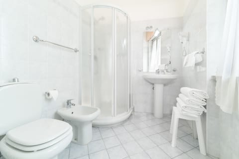 Economy Double Room | Bathroom | Shower, free toiletries, hair dryer, bidet