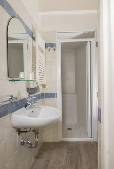 Superior Double Room | Bathroom | Shower, rainfall showerhead, free toiletries, hair dryer