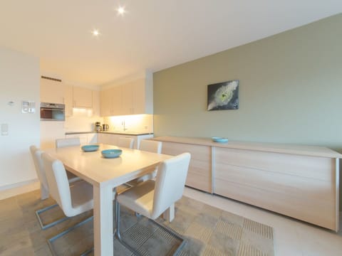 Property, Room, Furniture, Building, Interior Design, House, Table, Real Estate, Floor, Apartment