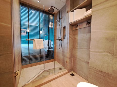 General Coach | Bathroom | Shower, rainfall showerhead, free toiletries, hair dryer