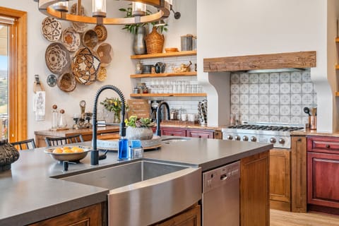 Kitchen - Spacious Open Kitchen perfect for preparing a family meal