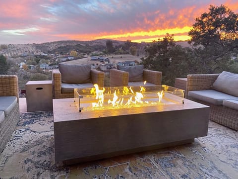 Firepit - Enjoy local wines overlooking a stunning sunset and relax by the outdoor gas firepit.