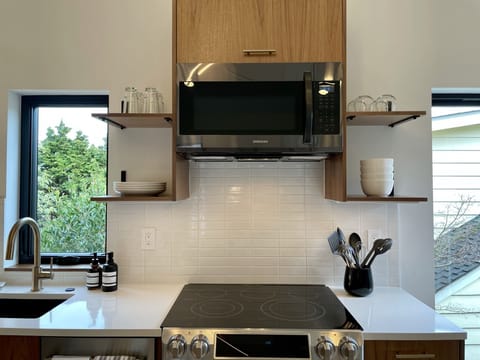 Full Sized high end electric range so you can stay Instagram trendy with a fresh sourdough.