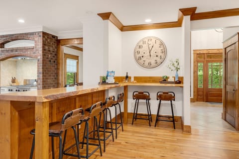 Kitchen Bar | Seating for Six