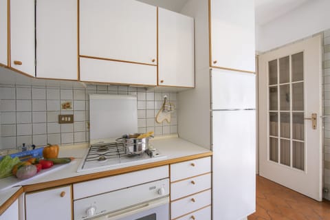 Fridge, oven, stovetop, coffee/tea maker