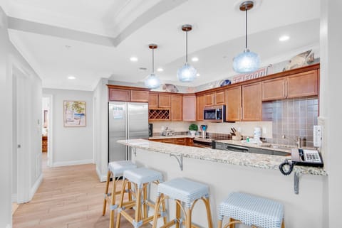 Eat-in kitchen bar seats 4