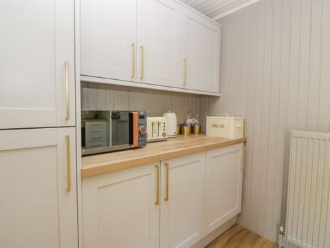 Cottage | Private kitchen | Fridge, dishwasher, electric kettle, toaster