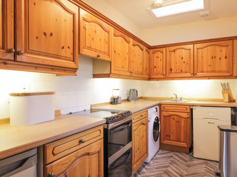 Cottage | Private kitchen | Fridge, electric kettle, toaster, cookware/dishes/utensils