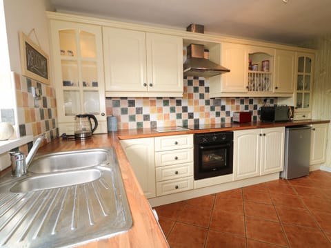 Cottage | Private kitchen | Fridge, electric kettle, toaster, cookware/dishes/utensils