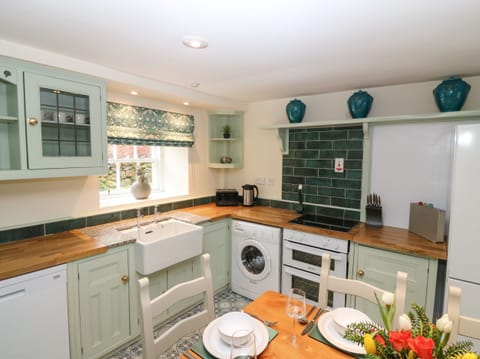 Cottage | Private kitchen | Fridge, dishwasher, electric kettle, toaster