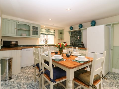 Cottage | Private kitchen | Fridge, dishwasher, electric kettle, toaster