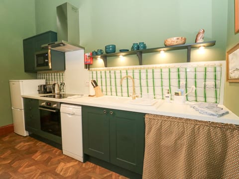 Cottage | Private kitchen | Fridge, dishwasher, electric kettle, toaster