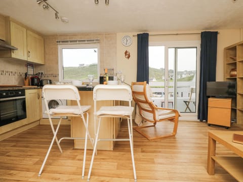 Cottage | Private kitchen | Fridge, electric kettle, toaster, cookware/dishes/utensils