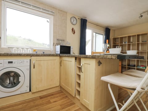 Cottage | Private kitchen | Fridge, electric kettle, toaster, cookware/dishes/utensils