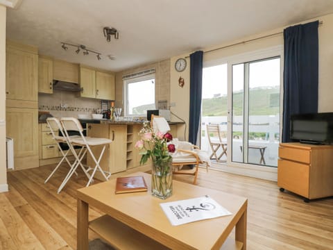 Cottage | Private kitchen | Fridge, electric kettle, toaster, cookware/dishes/utensils