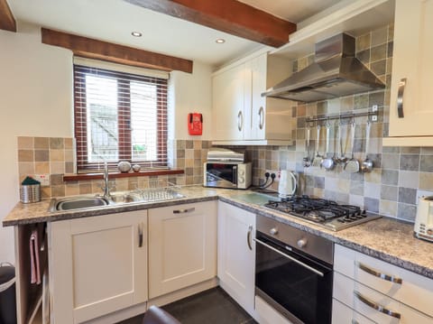 Cottage | Private kitchen | Dishwasher, cookware/dishes/utensils