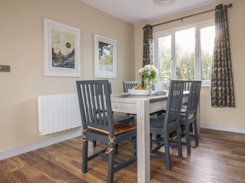 Cottage | Private kitchen | Fridge, dishwasher, electric kettle, toaster