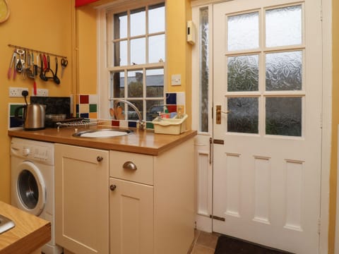 Cottage | Private kitchen | Fridge, electric kettle, toaster, cookware/dishes/utensils