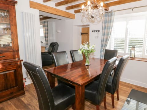 Cottage | Private kitchen | Fridge, dishwasher, electric kettle, toaster