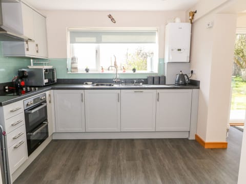 Cottage | Private kitchen | Fridge, dishwasher, electric kettle, toaster