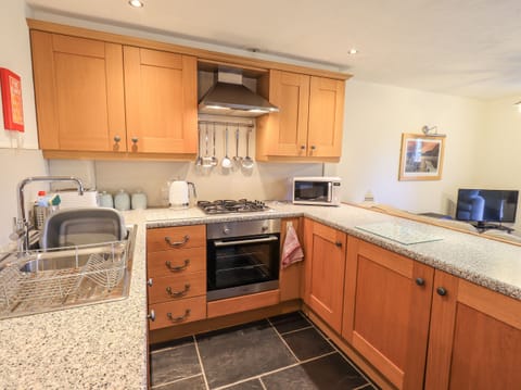 Cottage | Private kitchen | Fridge, dishwasher, cookware/dishes/utensils