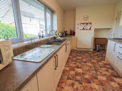 Cottage | Private kitchen | Fridge, dishwasher, cookware/dishes/utensils