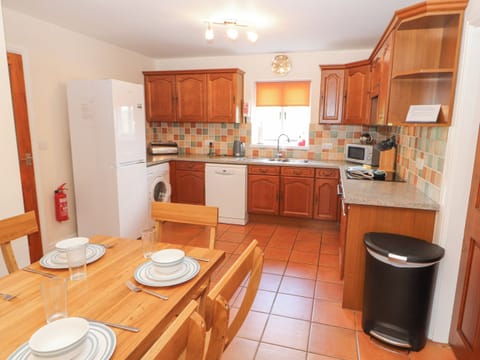 Cottage | Private kitchen | Fridge, dishwasher, cookware/dishes/utensils