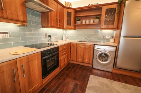 Cottage | Private kitchen | Fridge, cookware/dishes/utensils