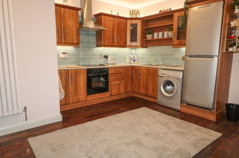 Cottage | Private kitchen | Fridge, cookware/dishes/utensils