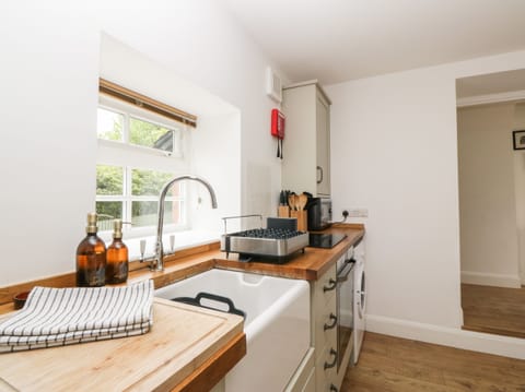 Cottage | Private kitchen | Fridge, cookware/dishes/utensils