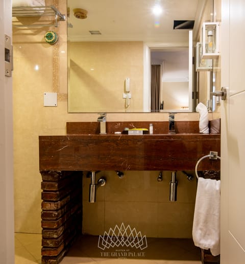 Deluxe Double Room | Bathroom | Shower, free toiletries, bidet, towels