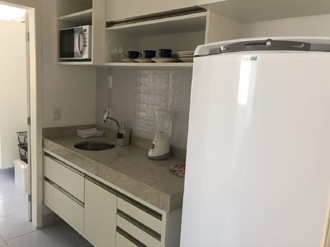 Deluxe Apartment | Private kitchen | Fridge, microwave, toaster, blender