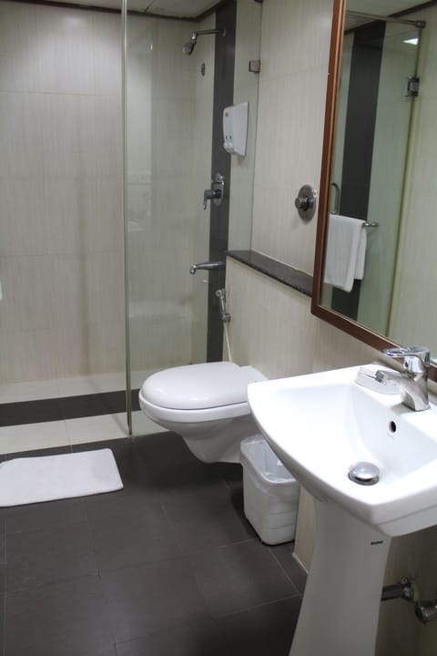 Superior Room | Bathroom | Shower, rainfall showerhead, free toiletries, hair dryer