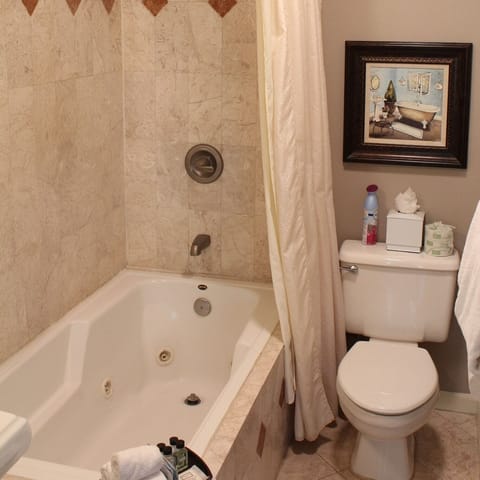 Creekside King Room 1 | Bathroom | Jetted tub, free toiletries, hair dryer, towels