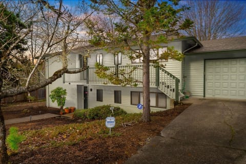 Welcome to the Summercrest Cottage. We hope we get to host you at this charming Beaverton rental. Please reach out with any questions.