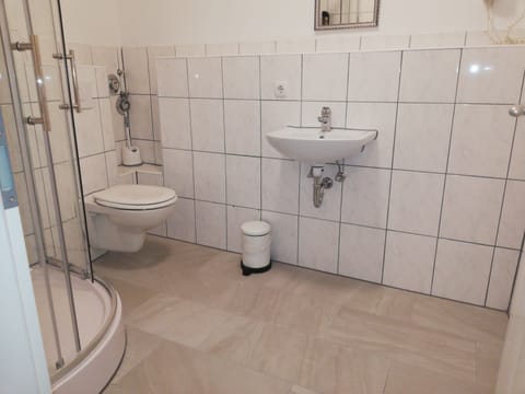 Comfort Apartment, Multiple Beds, Non Smoking | Bathroom | Shower, towels