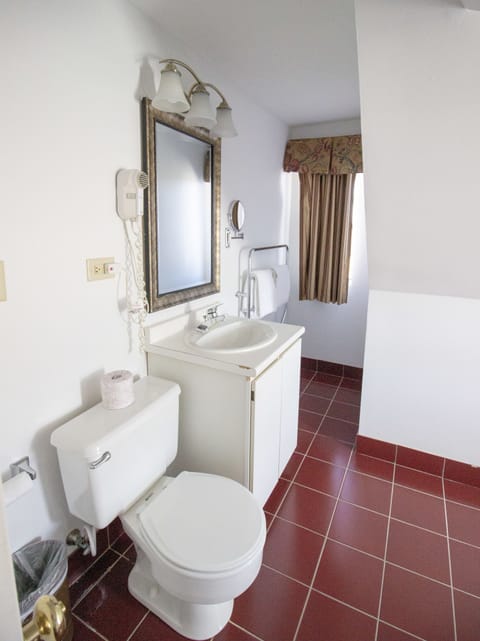 Junior Suite | Bathroom | Free toiletries, towels