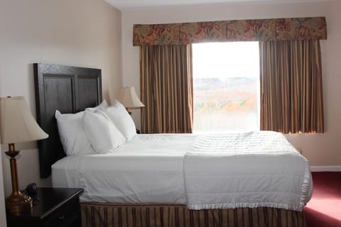 Standard Room, 1 Queen Bed | Premium bedding, individually decorated, individually furnished, desk