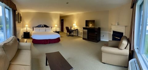 Executive Suite, 1 King Bed | Premium bedding, individually decorated, individually furnished, desk
