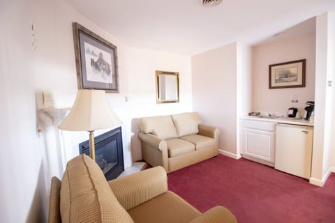 Executive Suite, 2 Queen Beds | Living area | Flat-screen TV