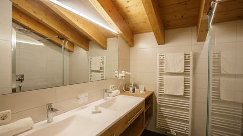 Junior Suite (Large) | Bathroom | Free toiletries, hair dryer, bathrobes, slippers