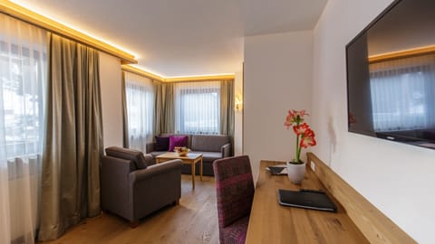 Suite, Balcony | In-room safe, individually decorated, individually furnished, desk