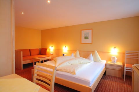 Premium bedding, in-room safe, free cribs/infant beds, travel crib