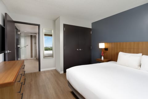 Suite, 1 King Bed | In-room safe, desk, soundproofing, iron/ironing board