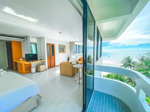 Seafront Suite | Minibar, in-room safe, desk, free WiFi