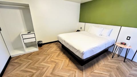 Deluxe Room, 1 King Bed, Accessible, Non Smoking | Premium bedding, free WiFi, bed sheets