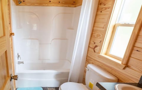 Standard Cabin | Bathroom | Toilet paper