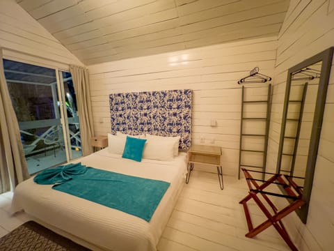 Deluxe Cabin | In-room safe, iron/ironing board, bed sheets