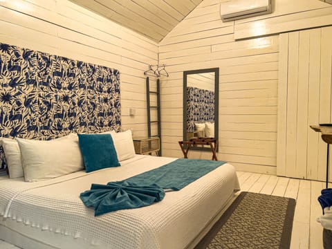 Deluxe Cabin | In-room safe, iron/ironing board, bed sheets