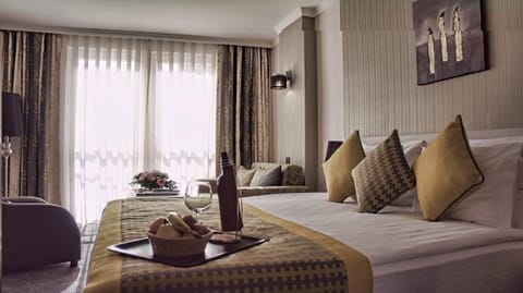 Standard Room | Premium bedding, minibar, in-room safe, iron/ironing board